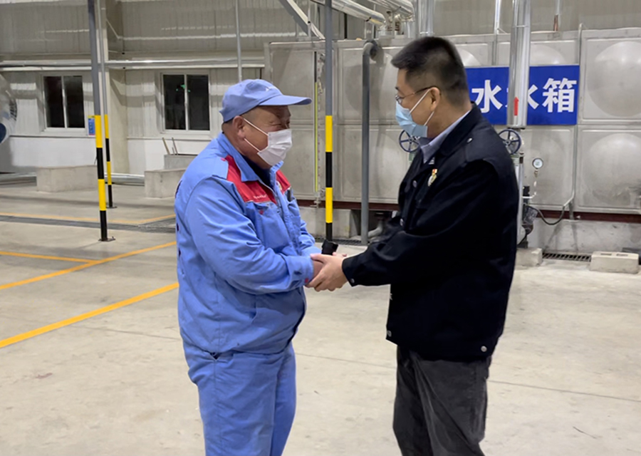 丁木董事长看望华达、华新公司在岗员工.jpg